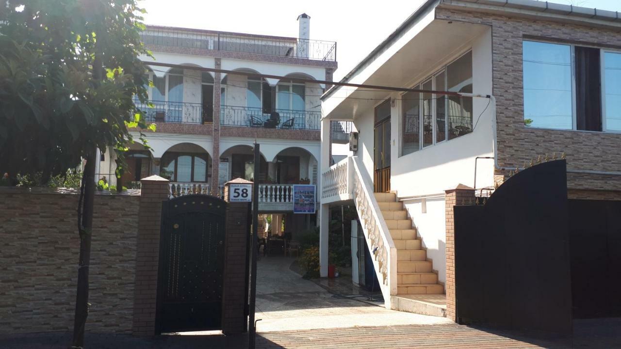 Merab House Batoumi Extérieur photo